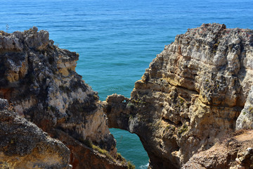 Acantilados en ponta da piedade en lagos, portugal