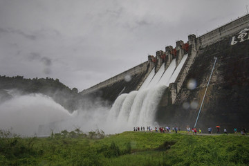 クンダン・プラカンチョン・ダムの放水