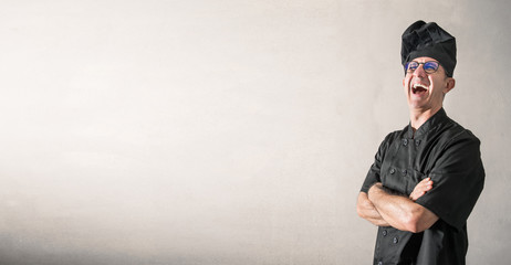 cuoco in divisa nera che ride