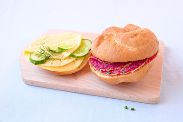 Salami und Käsebrötchen