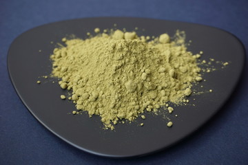 grünes Matchapulver auf Designschale