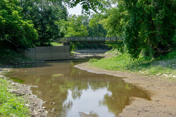 Fototapeta na wymiar Bridge over water at park