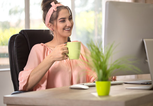 businesswoman with pc computer drinking tea at office