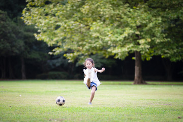 Obraz premium サッカーボールで遊ぶ女の子