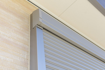 Obraz premium 新築住宅の窓のシャッター