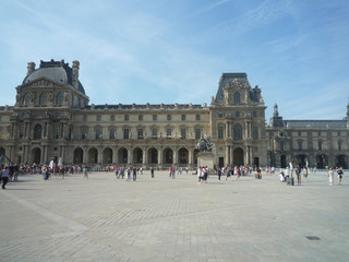 Fototapeta premium Louvre Museum, Paris, France, August 16 2018: visitors outside the museum