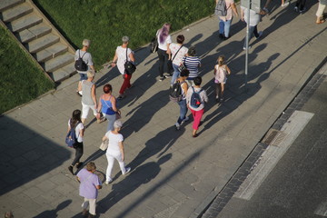 Gente paseando por un parque de Varsovia una tarde de verano