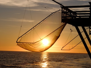 coucher de soleil sur la Gironde et ses carrelets