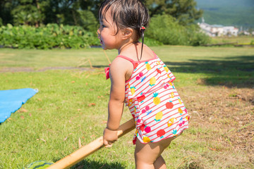 スイカ割をする子供