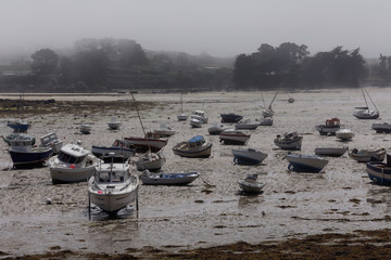 A marée basse, dans la brume du port de Koréjou