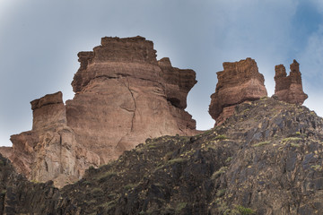 Fototapeta premium an empty top of a rock high in the sky