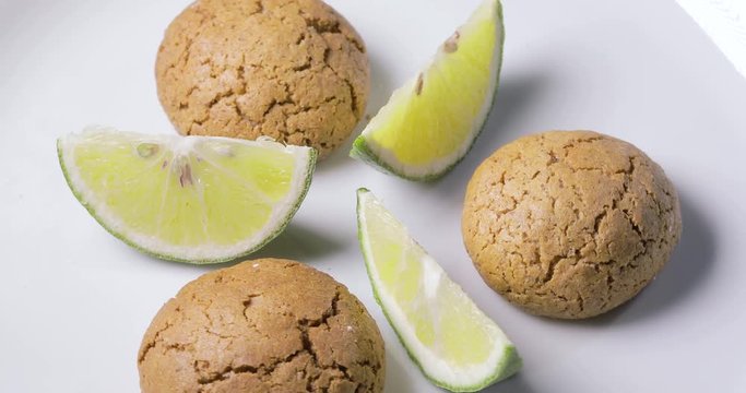 Dolci da pasticceria Amaretti con spicchi di limone su un piatto rotante