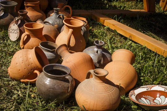 Sale of clay jugs on the market