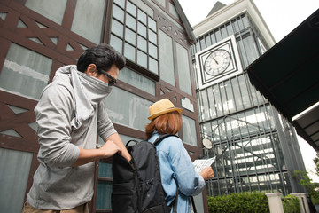 Danger from wear sunglass and mask thief Steal Asian women backpacker