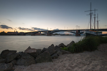 Obraz premium Cityscape of Mainz with Theodor-Heuss-Bridge