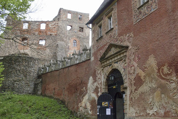 brama i wejście do zamku Grodno przed remontem
