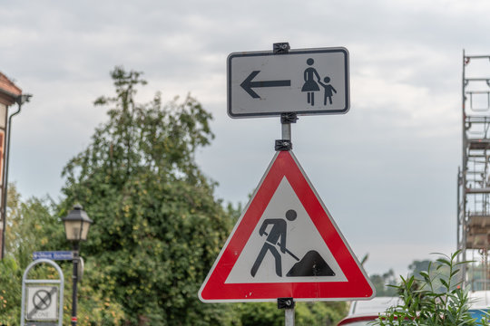 Verkehrszeichen Baustelle mit Zusatzzeichen Fu&szlig;g&auml;nger andere Stra&szlig;enseite benutzen