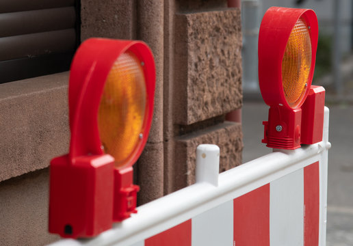 Warnlampen auf einer Absperrbake
