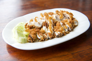 The fried chicken in a dish with cucumber,  eat with rice as foods that are beneficial to the body