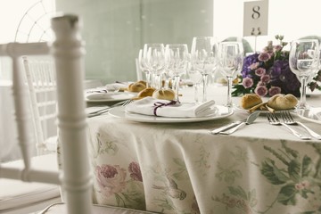 Beautiful centerpieces with vintage decoration for weddings.