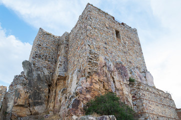 Fototapeta na wymiar Torre medieval de un castillo construida sobre roca natural