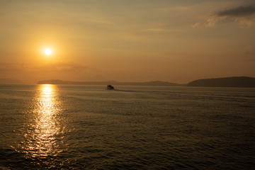 Sonnenaufgang Gold Gelb mit Meer und Fähre Schiff