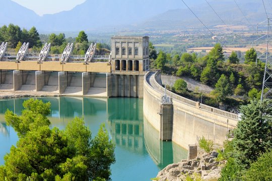 Presa de la central hidroel&eacute;ctrica de Talarn, en el embalse de San Antonio, Catalu&ntilde;a, Espa&ntilde;a