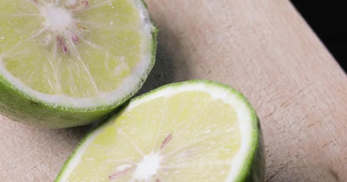 Bergamotto italiano tagliato in due su un tagliere da esposizione rotante