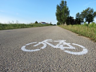 Símbolo carril bicicelta sobre carretera de campo