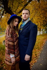Zelfklevend Fotobehang Gypsy paar in gouden natuur