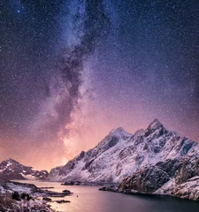 Deurstickers Lichtroze Mountans en reflectie op het wateroppervlak & 39 s nachts. Zee baai en bergen in de nacht. Melkweg boven bergen, Noorwegen. Prachtig natuurlandschap in Noorwegen