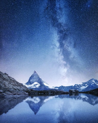 Cervin et reflet sur la surface de l& 39 eau la nuit. Voie lactée au-dessus du Cervin, en Suisse. Beau paysage naturel en Suisse