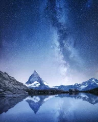 Rolgordijnen Matterhorn en reflectie op het wateroppervlak & 39 s nachts. Melkweg boven de Matterhorn, Zwitserland. Prachtig natuurlandschap in Zwitserland © biletskiyevgeniy.com