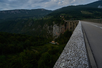 Brücke in der tiefsten Schlucht des Dumitorgebirges