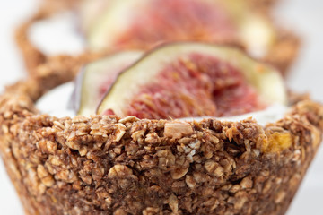Gluten-free oat tartlets with yoghurt and figs