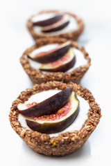 Gluten-free oat tartlets with yoghurt and figs