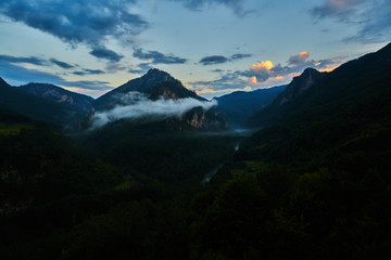 Durmitorgebirge Wolkenschwaden zum Sonnenuntergang