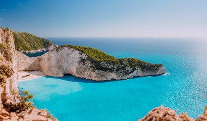 Panoramablick auf den Strand von Navagio, Insel Zakynthos, Griechenland. Weite Schiffswrackbucht mit türkisfarbenem Wasser und weißem Sandstrand. Berühmter Wahrzeichen der Welt