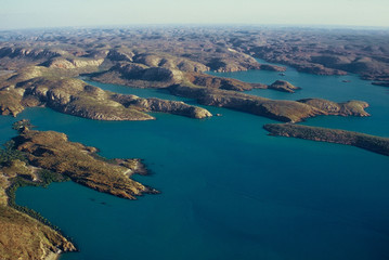 Veduta aerea della costa e delle isole in un ambiente selvaggio e sconfinato - Buccaneer Archipelago - Kimberley - Western Australia