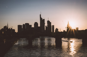 Frankfurt Skyline im Abendlicht als silhouette