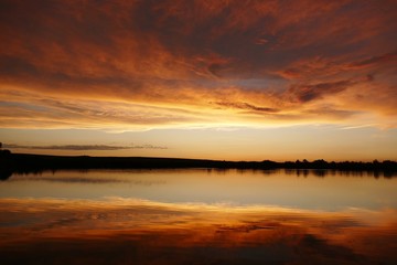 Fototapeta na wymiar dawning sun mirroring in the lake