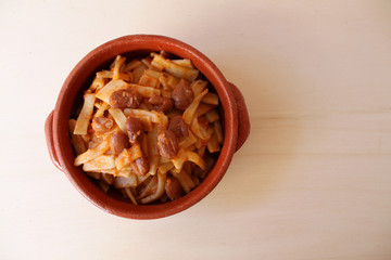 tagliolini e fagioli in pentolino di terracotta