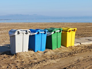 Cuatro contenedores por tipo de basura en la playa