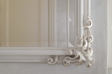 Baguette with stucco on the mirror in the bathroom.