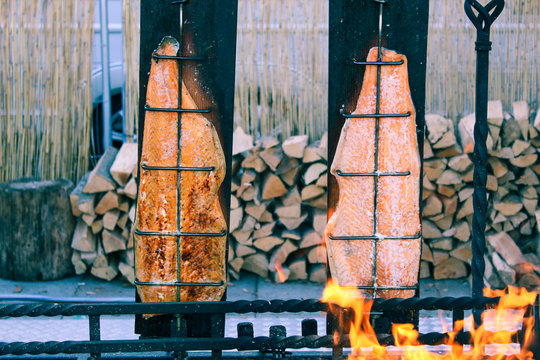 Flammlachs &uuml;ber Feuer