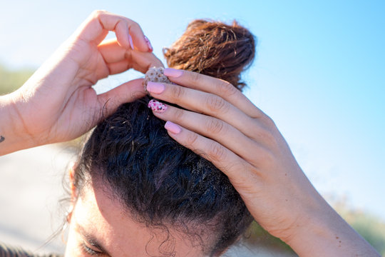 manos con u&ntilde;as rosa pein&aacute;ndose