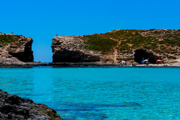 Vista panorámica de las aguas turquesas de la Láguna Azul en la isla de Comino en Malta