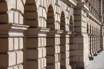 Teil einer beigefarbenen historischen Gebäudewand © Sergey