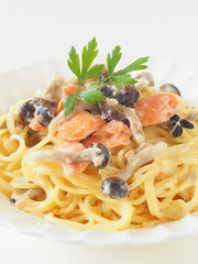 サーモンと茸のクリームソースパスタ