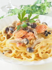 サーモンと茸のクリームソースパスタ